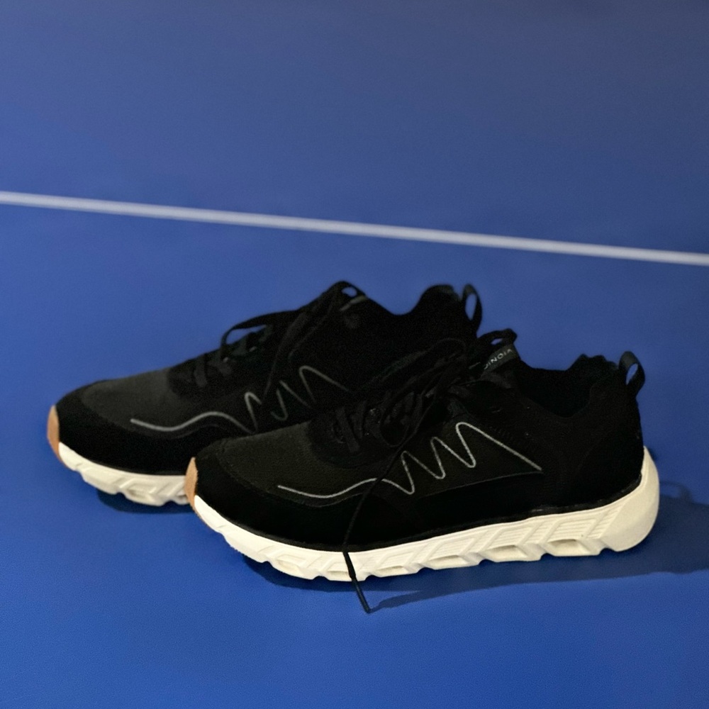Vionic walking shoes Nimble sneaker - black - size 9 - Like new.